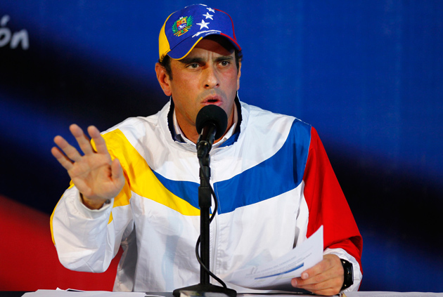 Capriles: Meter gente presa no parará el referendo