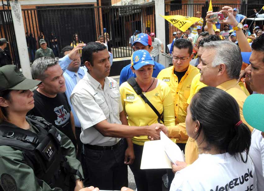 Oposición marchó en Aragua y entregó documento al CNE