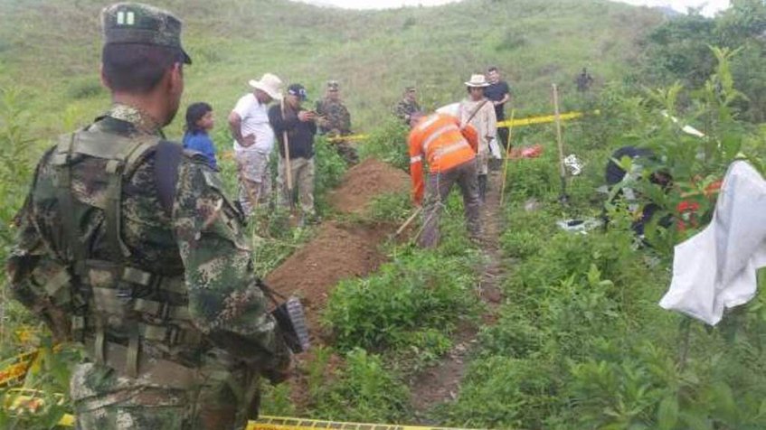 Hallan dos fosas comunes con restos de catorce personas en Colombia