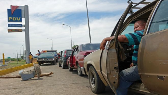 La difícil tarea de encontrar gasolina en Maracaibo, la capital petrolera de Venezuela