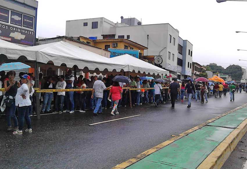 Pese a las lluvias carabobeños fueron a validar su firma ante el CNE regional