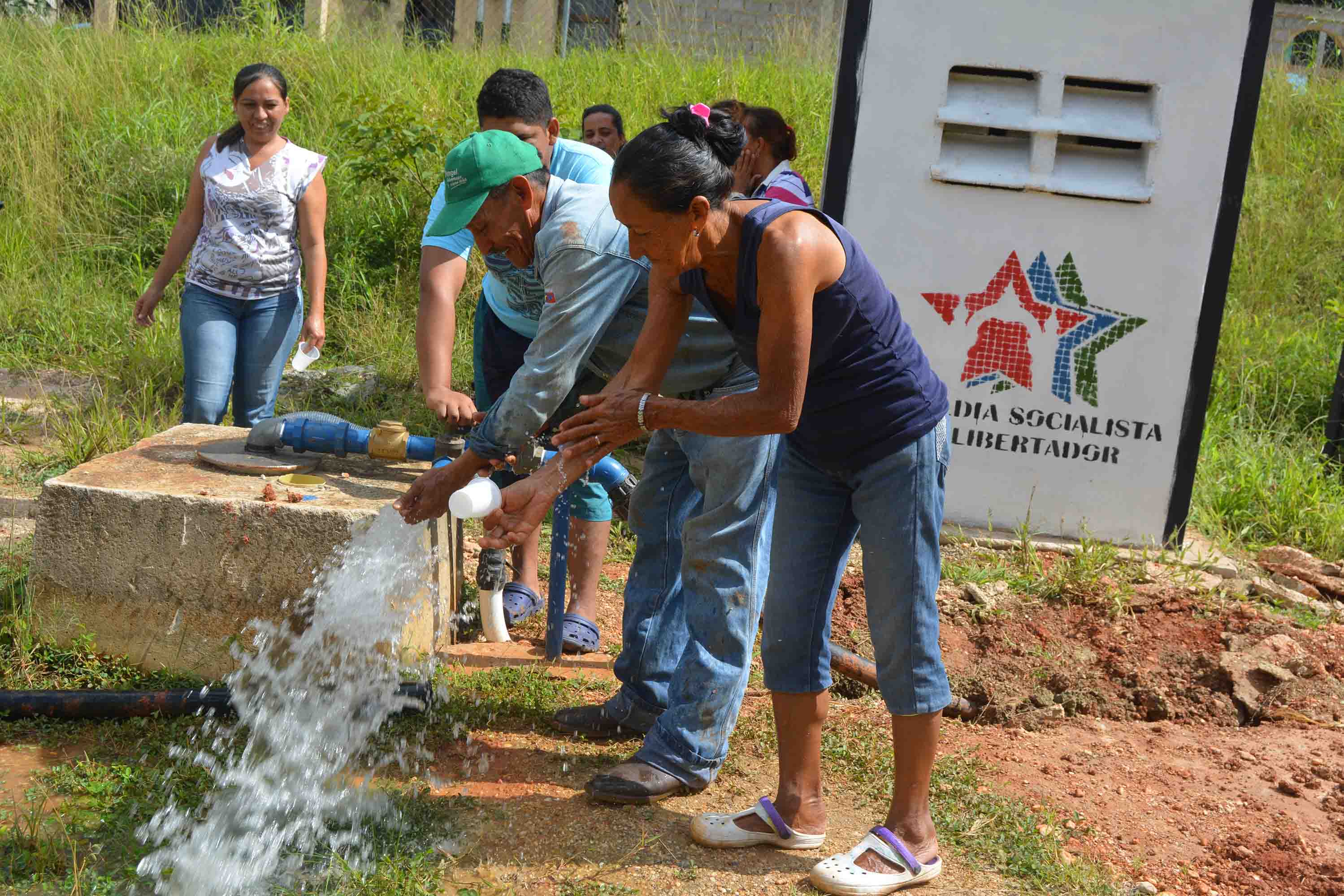 Alcalde Juan Perozo garantiza servicio de agua a familias de Caja de Agua