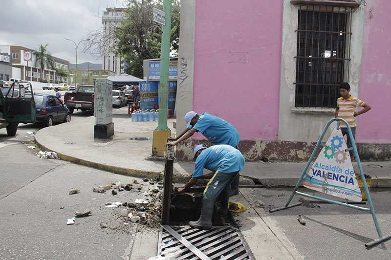 Alcaldía de Valencia inició limpieza de alcantarillas en avenida Cedeño