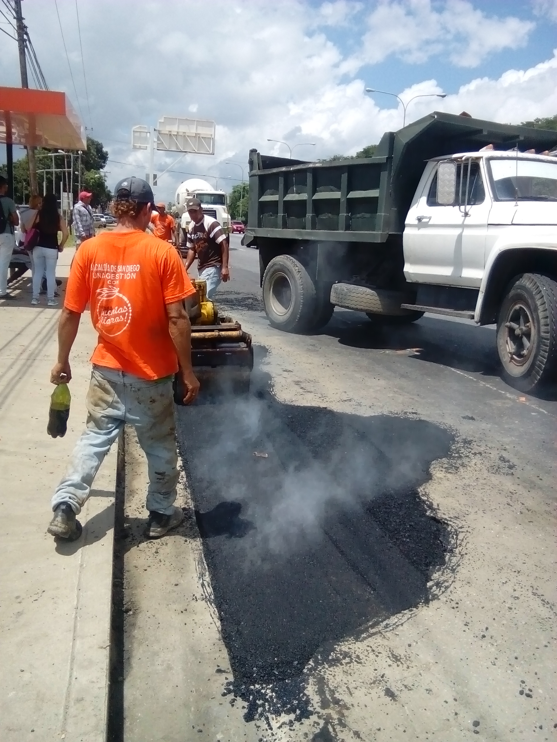 Alcaldía de San Diego asfaltó parada de autobuses en Av. Intercomunal