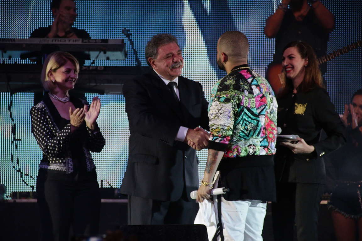 Alcalde Cocchiola condecoró a Chino y Nacho en pleno concierto por su carrera musical