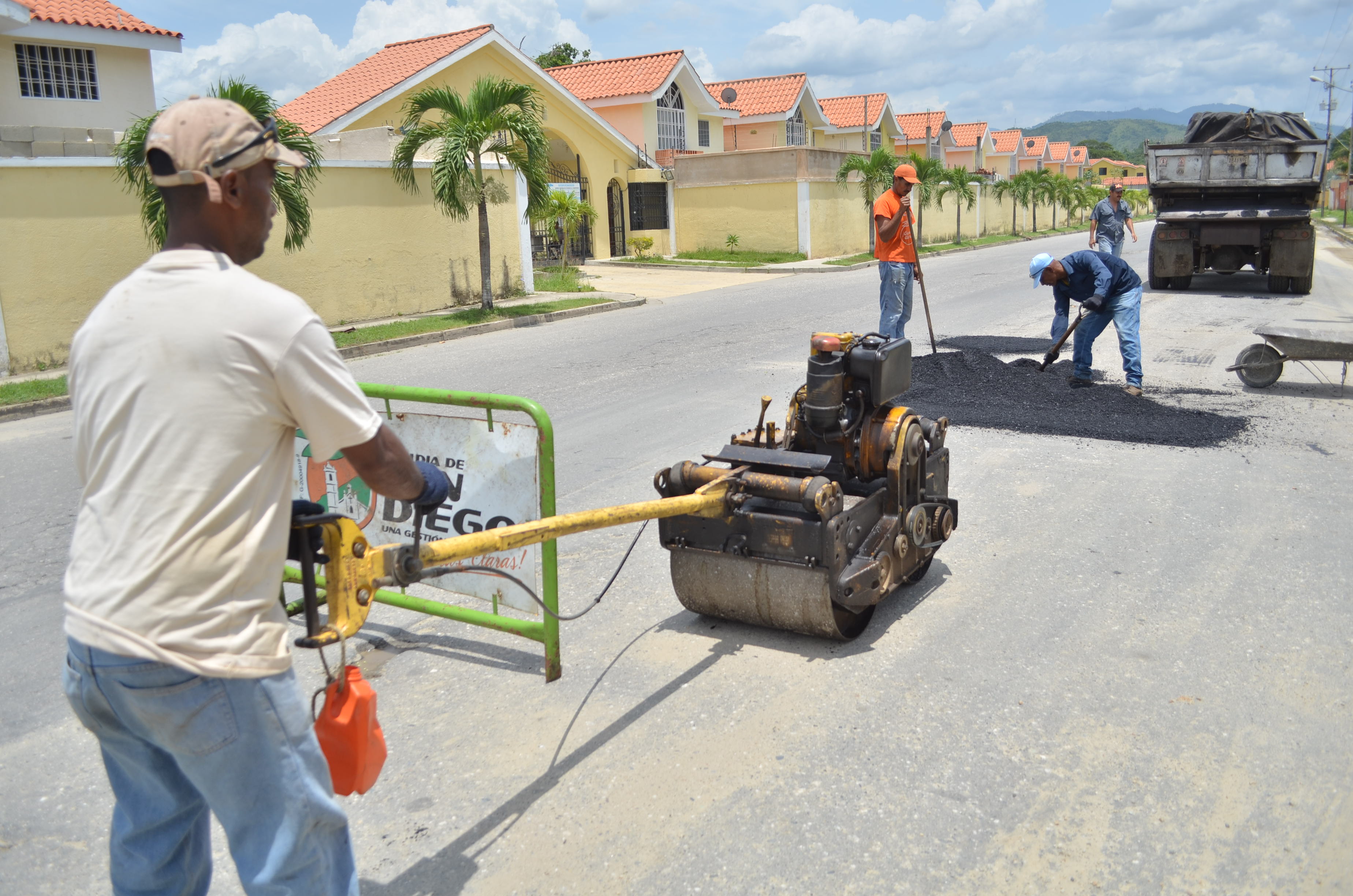 Alcaldía de San Diego mantiene trabajos de reparación asfáltica