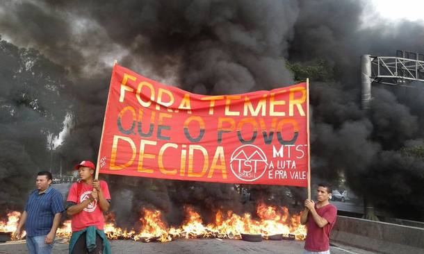 Protesta a favor de Rousseff bloquea principales vías de Sao Paulo