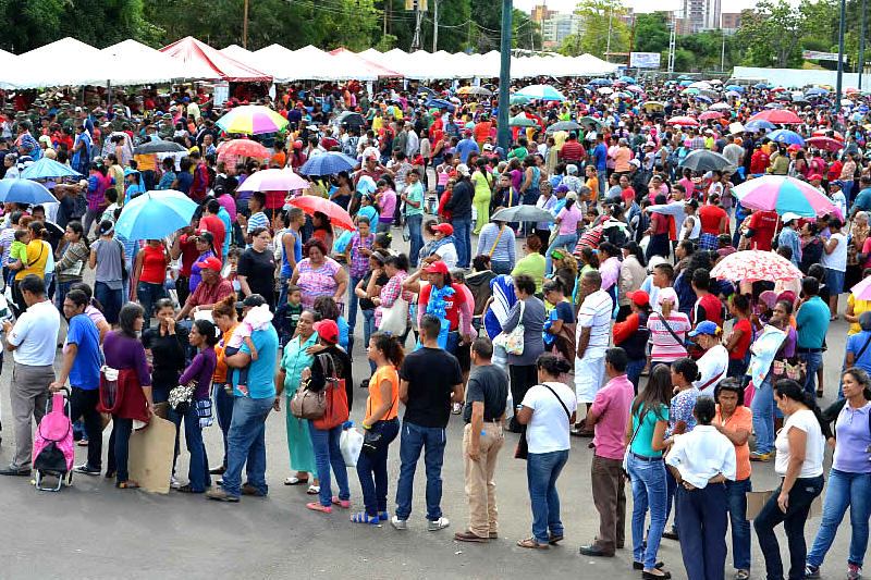 Denuncian trueque sexual  en las colas por comida + Video