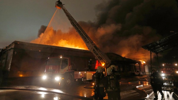 Mueren ocho bomberos por un gran incendio en Moscú