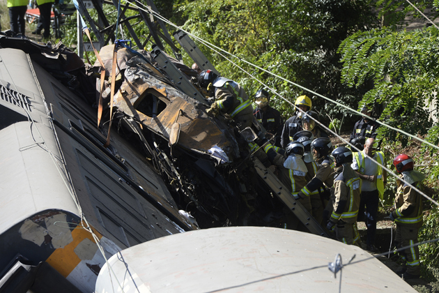 Al menos tres personas fallecieron en España tras descarrilarse un tren