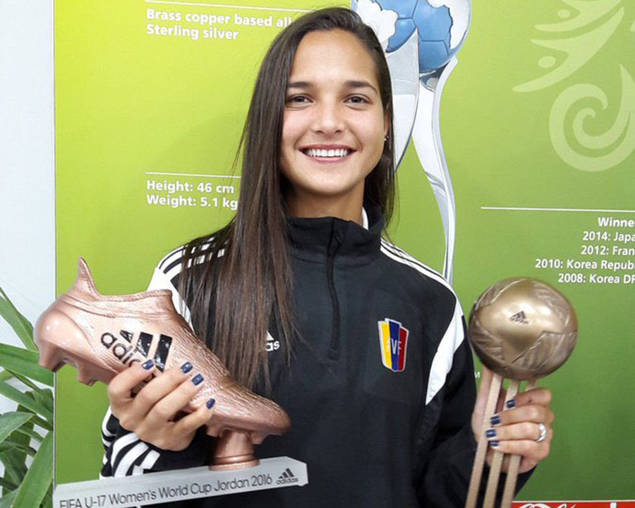 Deyna Castellanos premiada con la bota y balón de bronce del mundial