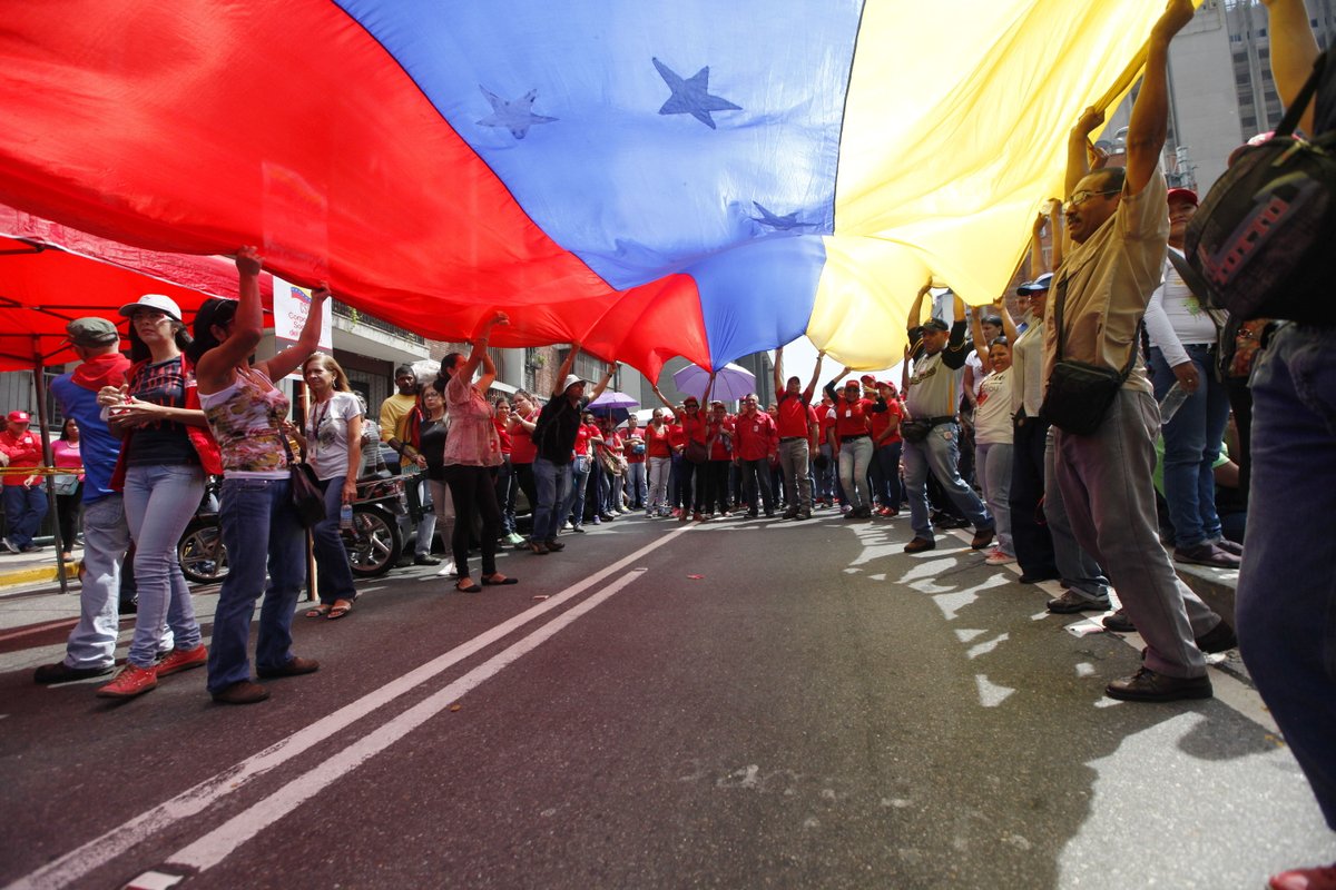 Chavistas están concentrados en Miraflores en defensa de la nación