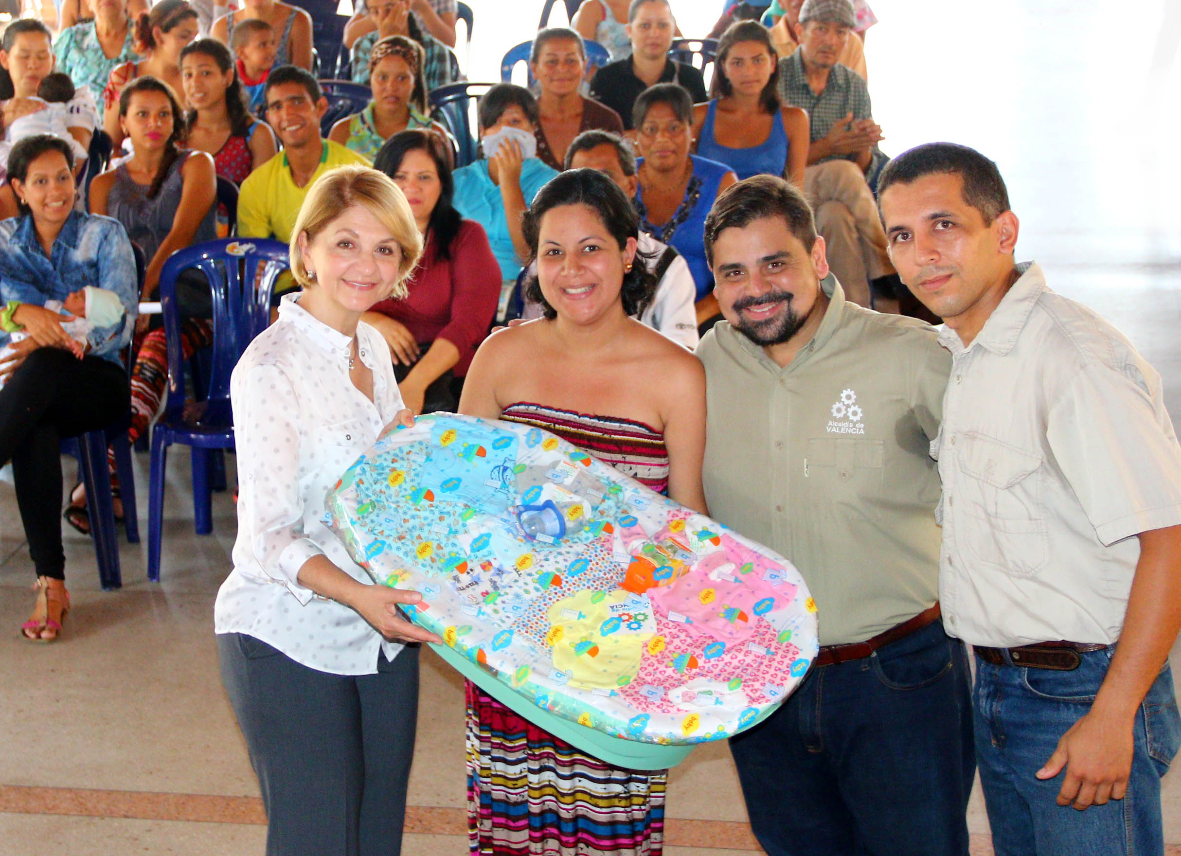 Alcaldía de Valencia entregó ayudas sociales en Lomas de Funval