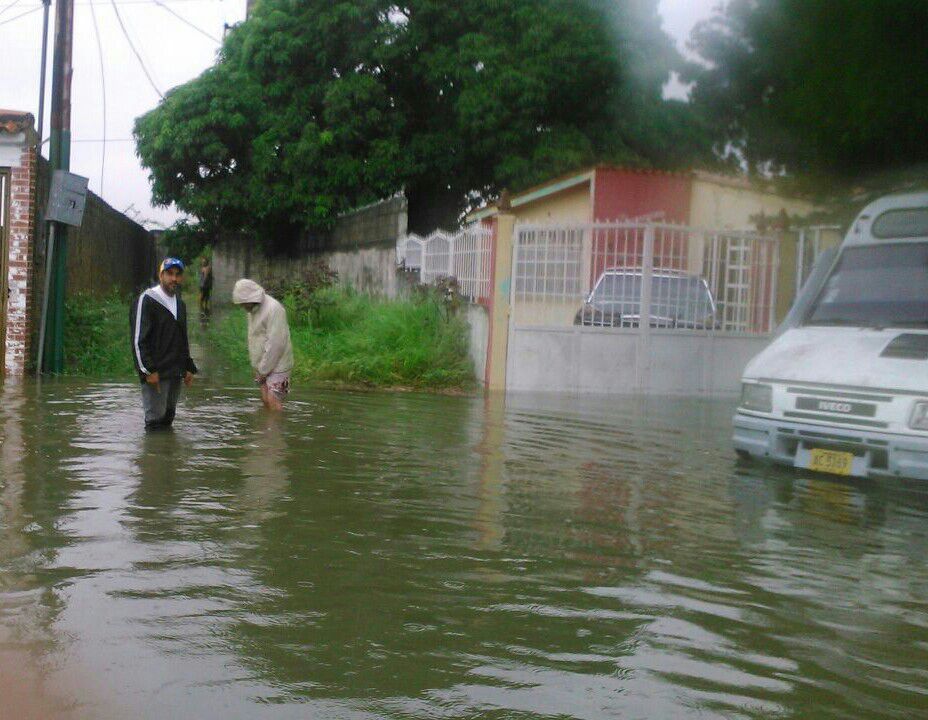 Inundaciones en Los Guayos ocurrieron por falta de limpieza de drenajes