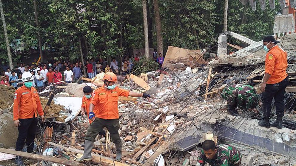 Terremoto en Indonesia deja 97 muertos