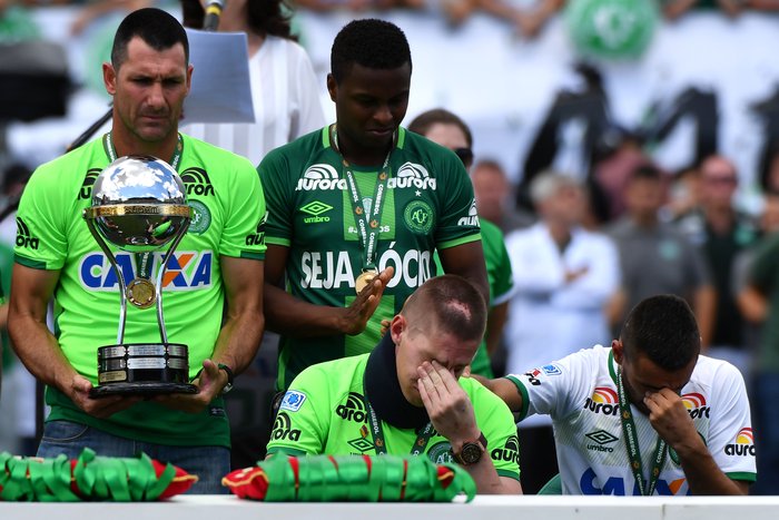 Sobrevivientes del Chapecoense levantan la Copa Sudamericana