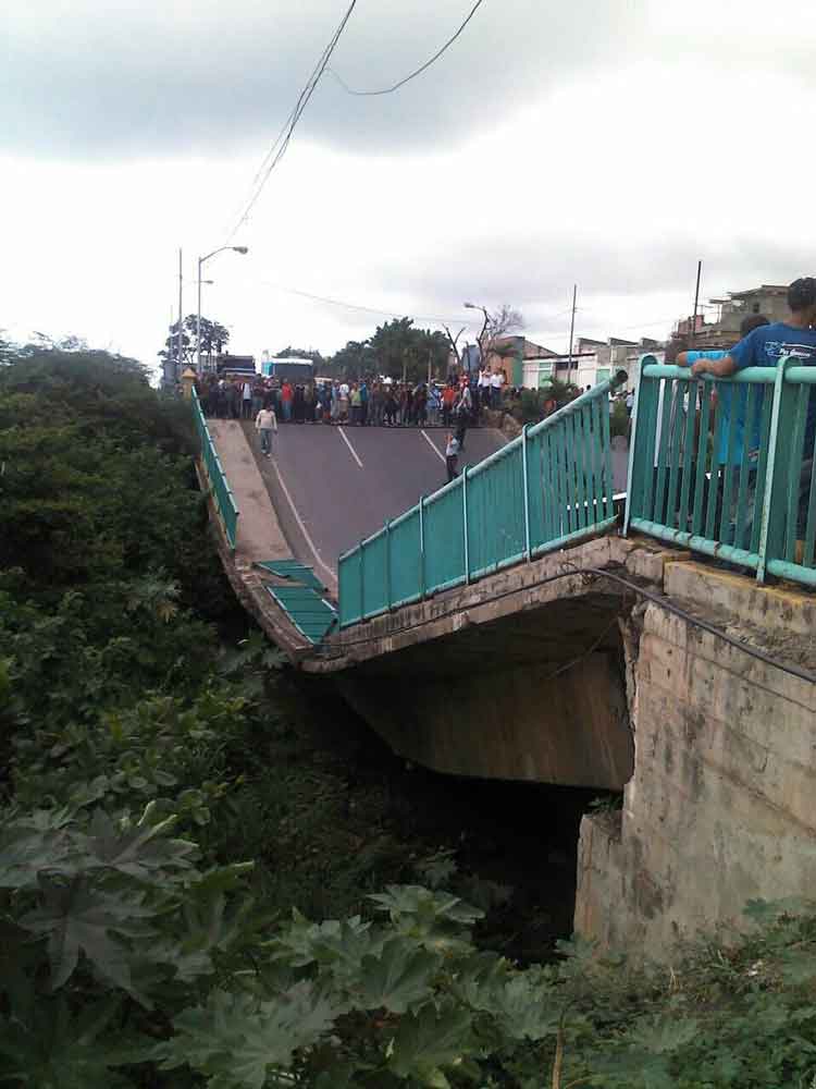 El Puente Guanape que comunica La Guaira con Vargas colpasó