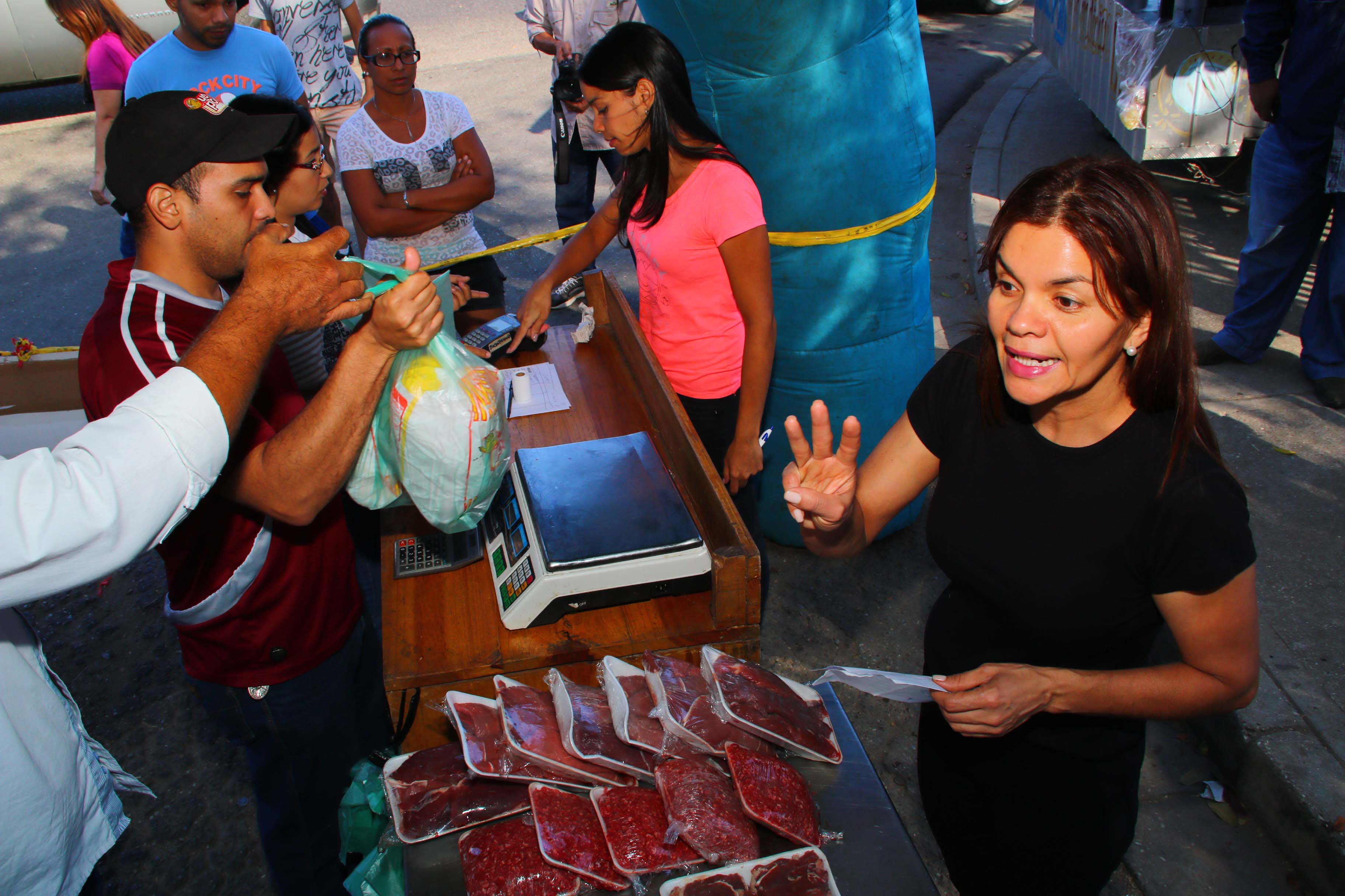 Gestión Cocchiola instaló 2 “Charcuterías Vecinales” en Miguel Peña