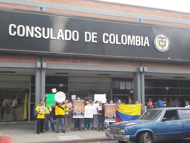 Colombianos en Venezuela protestan frente a sus consulados