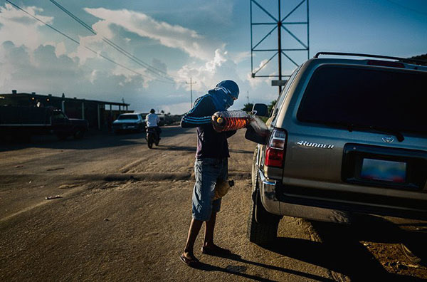 Niños abandonan la escuela para vender gasolina en La Guajira venezolana