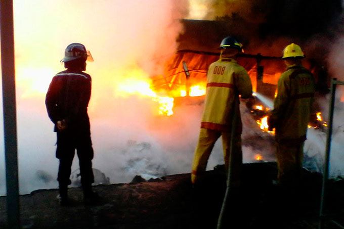 Incendio en galpones de Petrocasa en Agarrobal