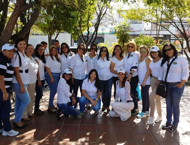 Equipo Femenino de AD Carabobo listo para validar la tolda blanca