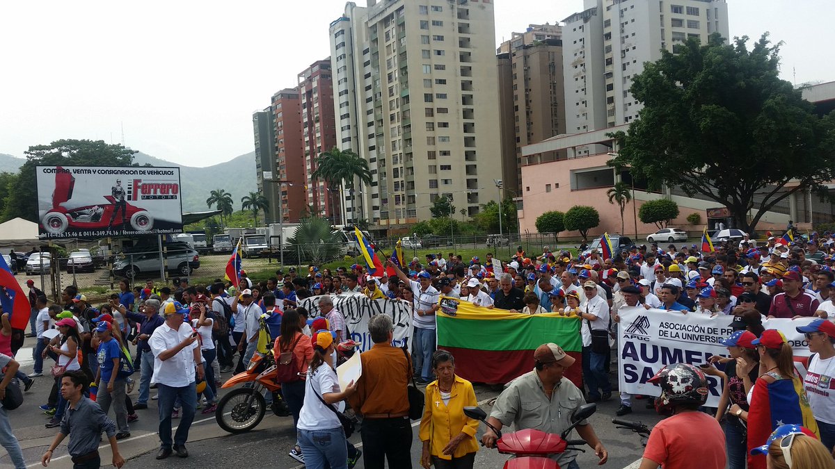 Estudiantes UC marchan hacia el Fuerte Paramacay a enviar importante mensaje a la FANB