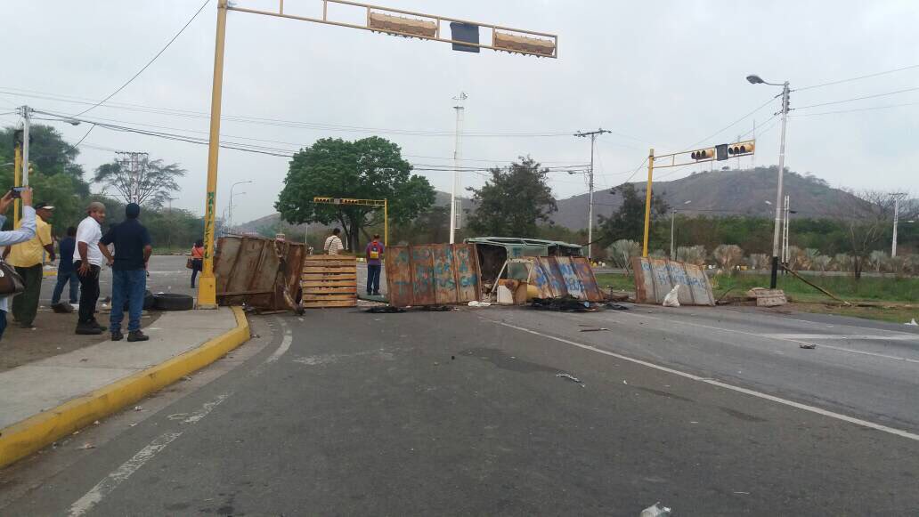 En Carabobo cierran con barricadas vía Guacara – San Joaquín para protegerse de Maduro