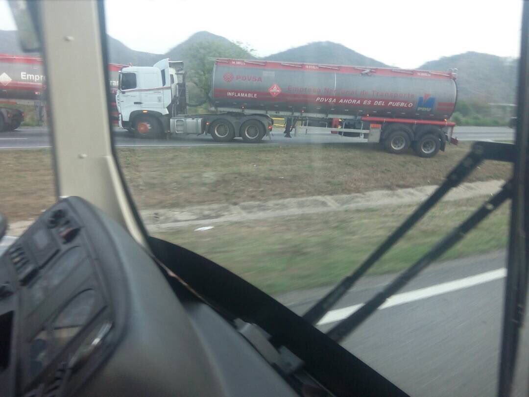 Dos gandolas de Pdvsa Yagua trancan acceso a Valencia