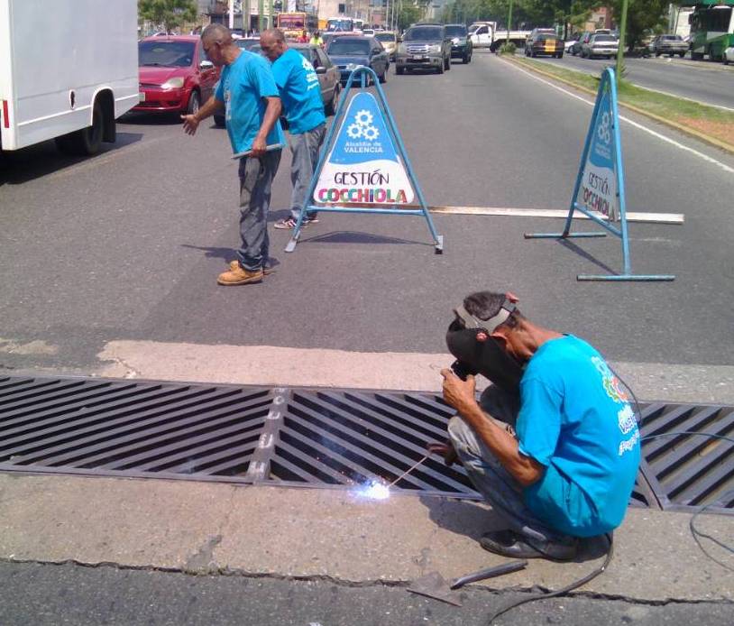 Alcaldía de Valencia realiza labores de mantenimiento en vías de la ciudad