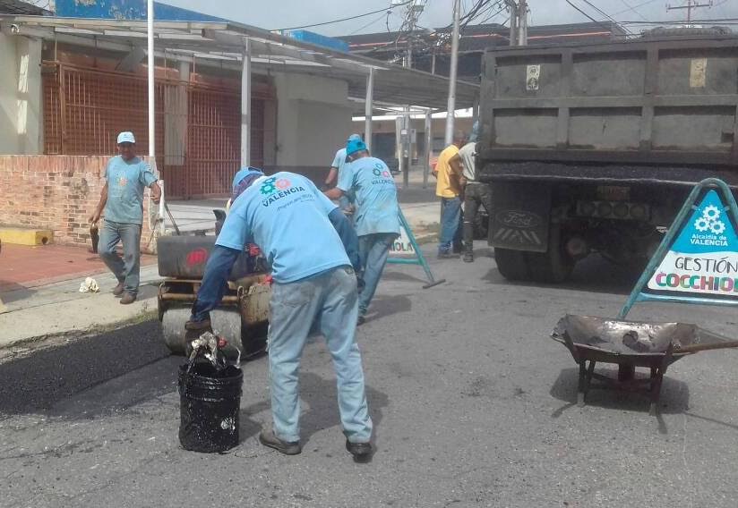 Gestión Cocchiola mantiene cronogramas de bacheo en todas la parroquias de Valencia