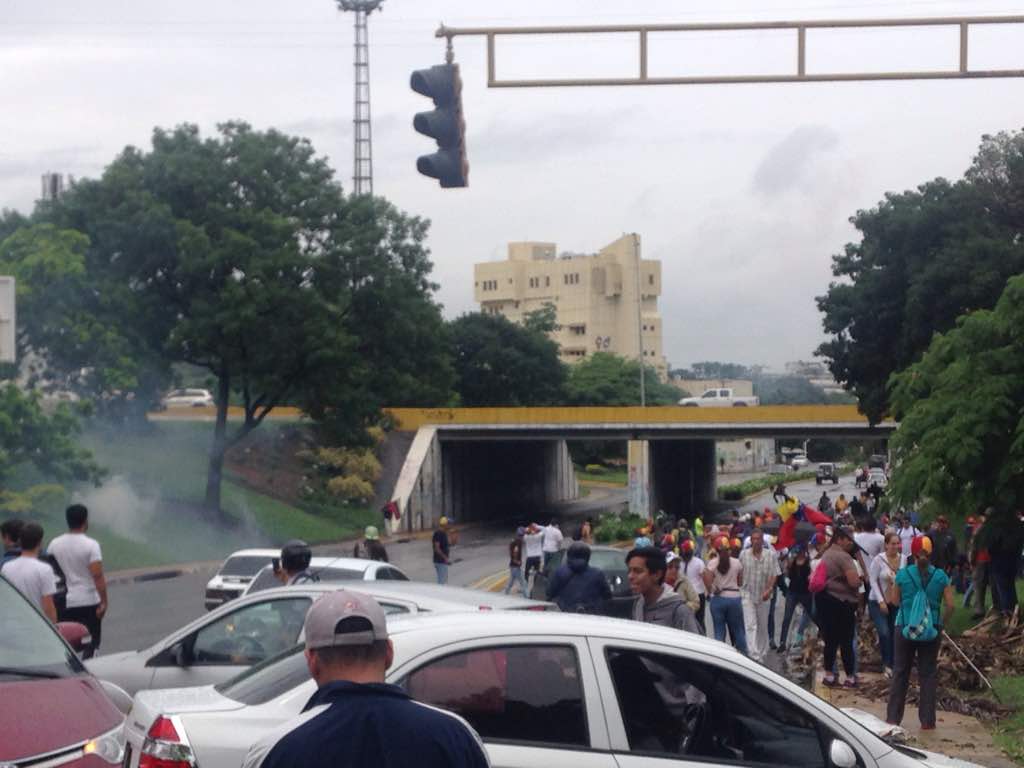 Reprimen protestas en Distribuidor Lomas del Este de Valencia