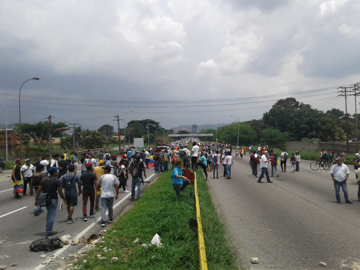 GNB dispersó protestas en el distribuidor El Trigal y se llevó detenidas a varias personas