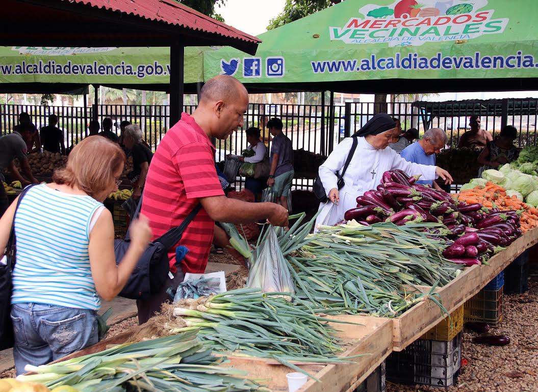 Alcalde Cocchiola brinda Mercados Vecinales con precios solidarios ante la crisis