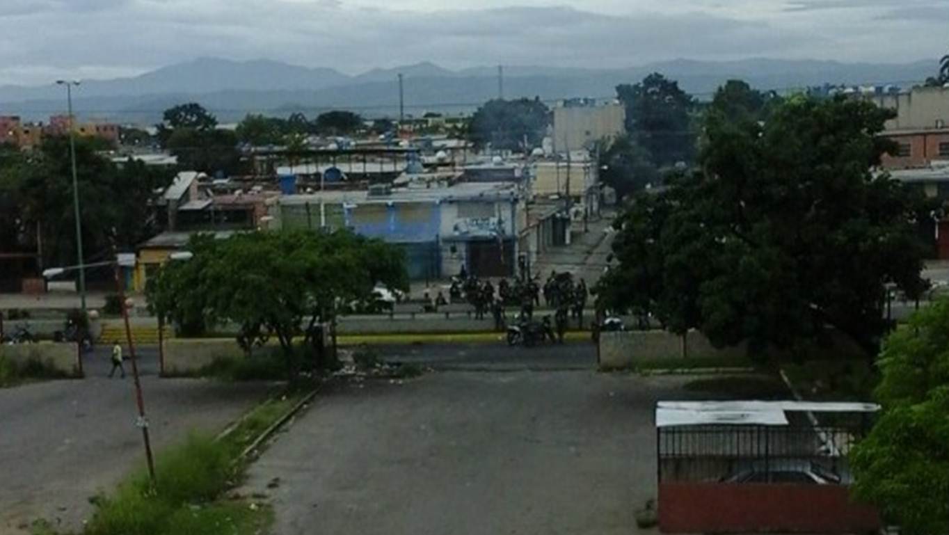 La Isabelica amaneció con barricadas  y represión con  bombas lacrimógenas