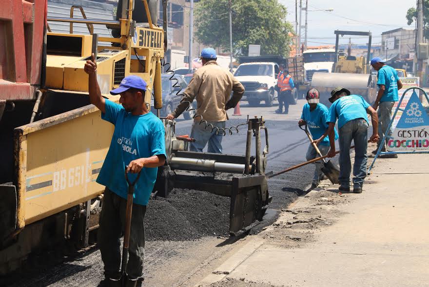 Alcalde Cocchiola asfalta en avenida principal de Flor Amarillo