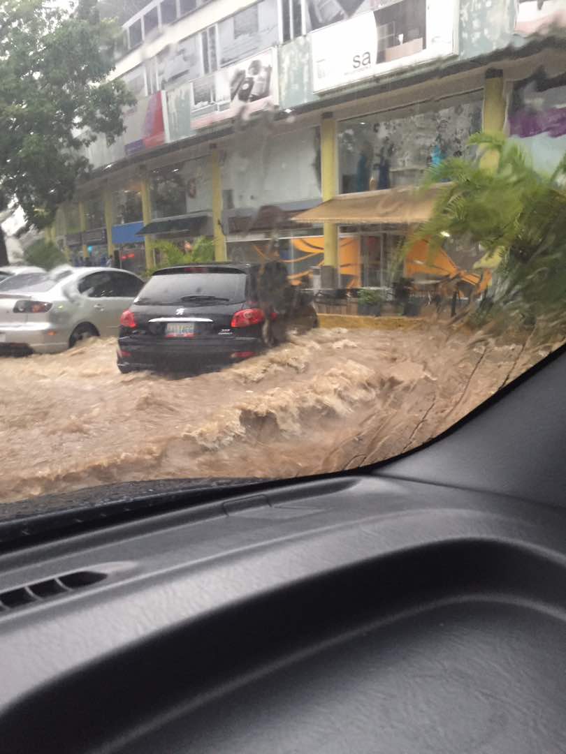 En imágenes lo que dejo la lluvia este martes en la Gran valencia