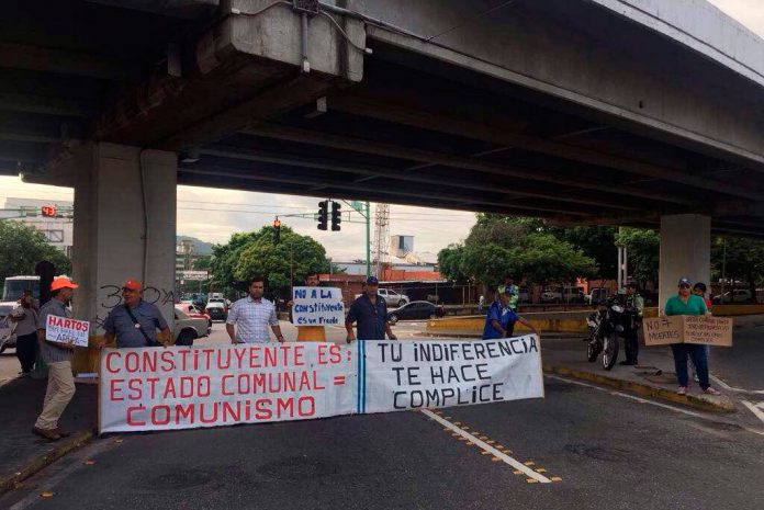 Carabobeños protestan desde temprano en el Elevado Los Colorados