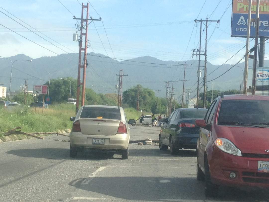 Ciudadanos trancan con barricadas diversas zonas del estado Carabobo