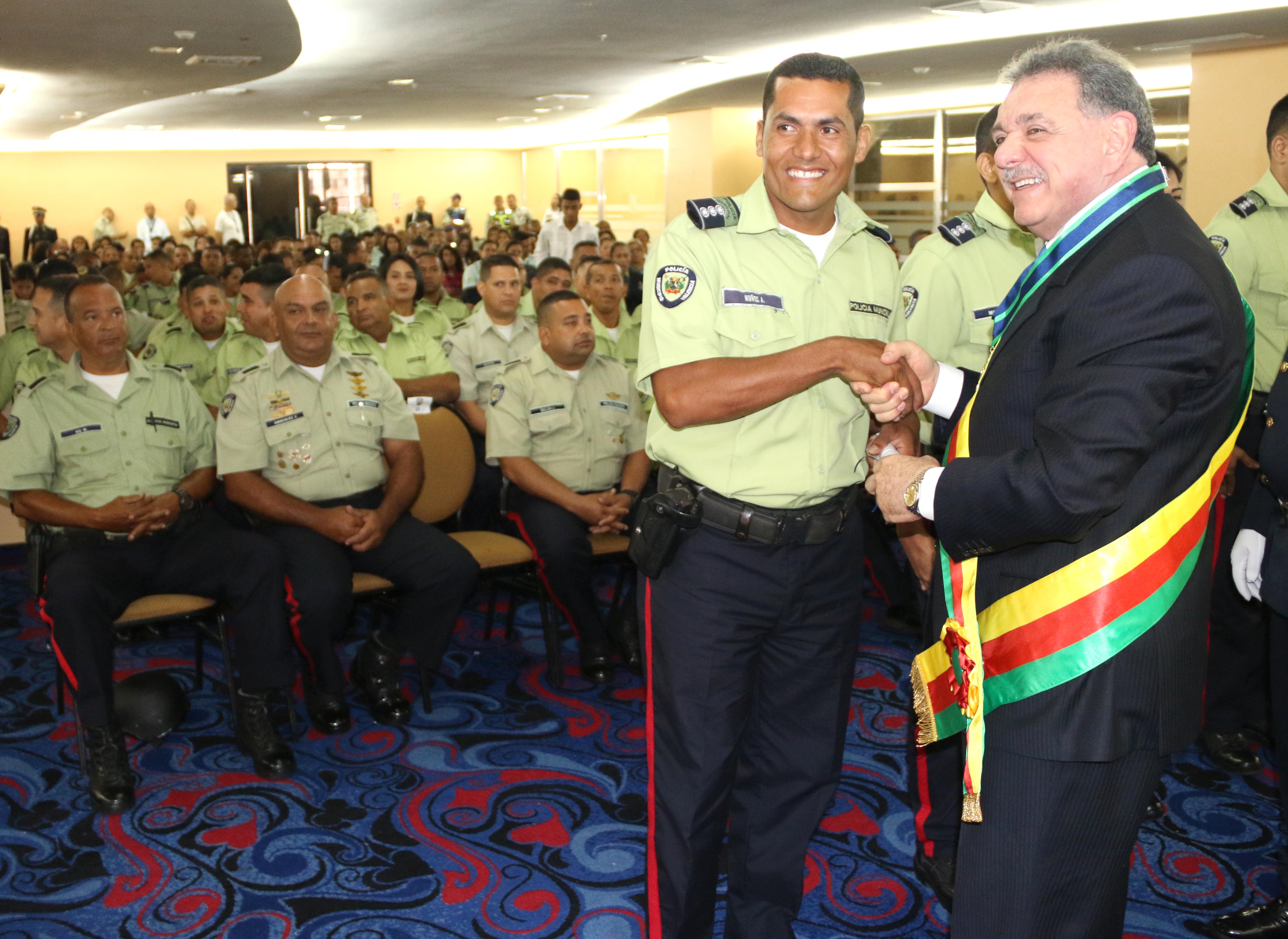 Alcalde Cocchiola: Queremos un cuerpo que lleve  con honor el uniforme