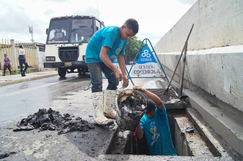 Gestión Cocchiola desplegó limpieza de drenajes en Av. Sesquicentenaria