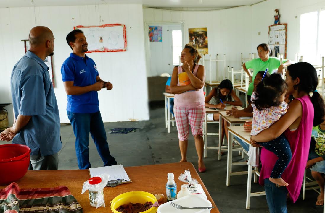 Juan Perozo compartió en taller socioproductivo con vecinos de Brisas de Agua Fría