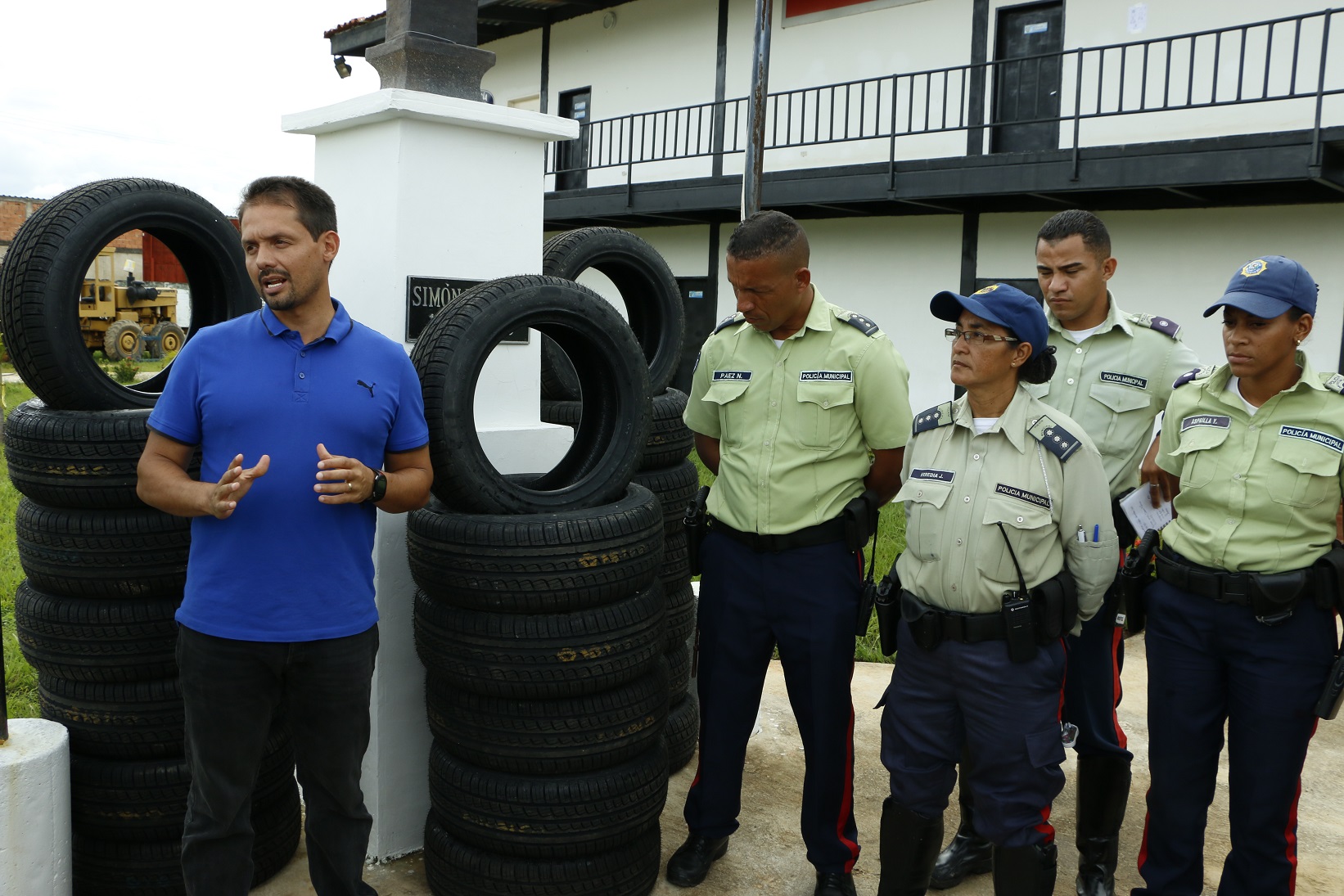 Juan Perozo realizó donación de cauchos a policía del municipio Libertador