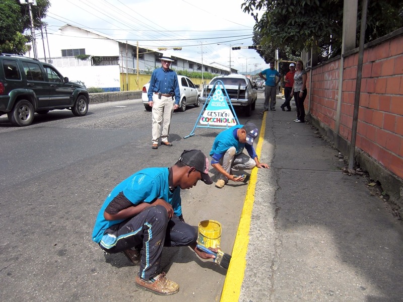 Alcalde Cocchiola desplegó cuadrillas de  pintura en Av. Michelena