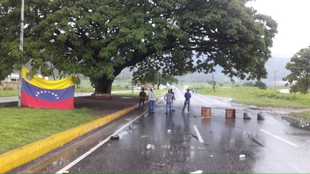 [FOTOS] Así se desarrolla en Carabobo el trancazo convocado por la oposición