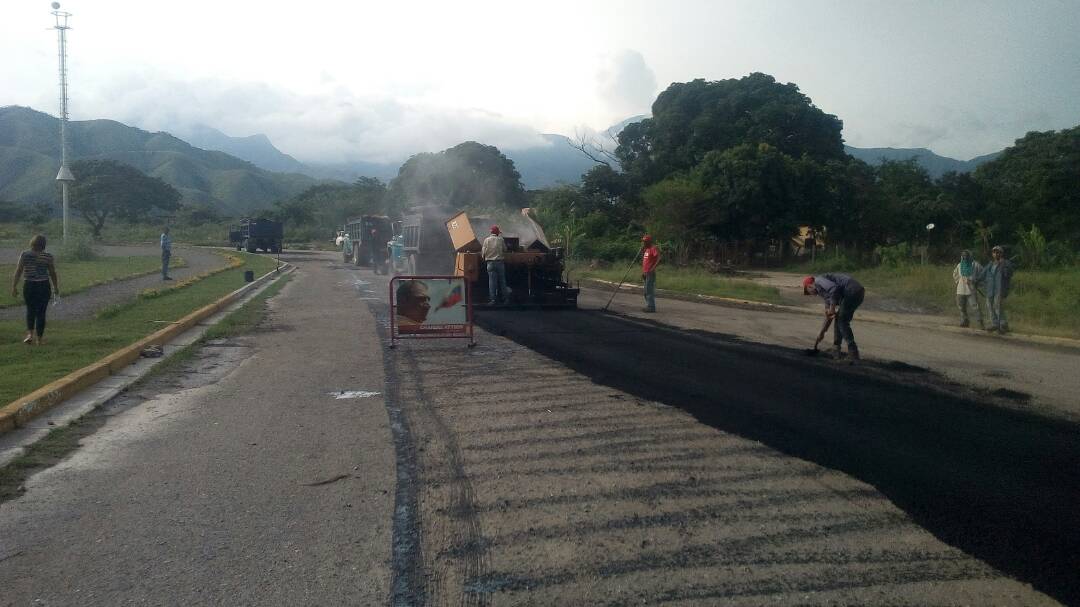 Más de 1.500 toneladas de asfalto fueron distribuidas en diferentes sectores de San Joaquín por la alcaldía