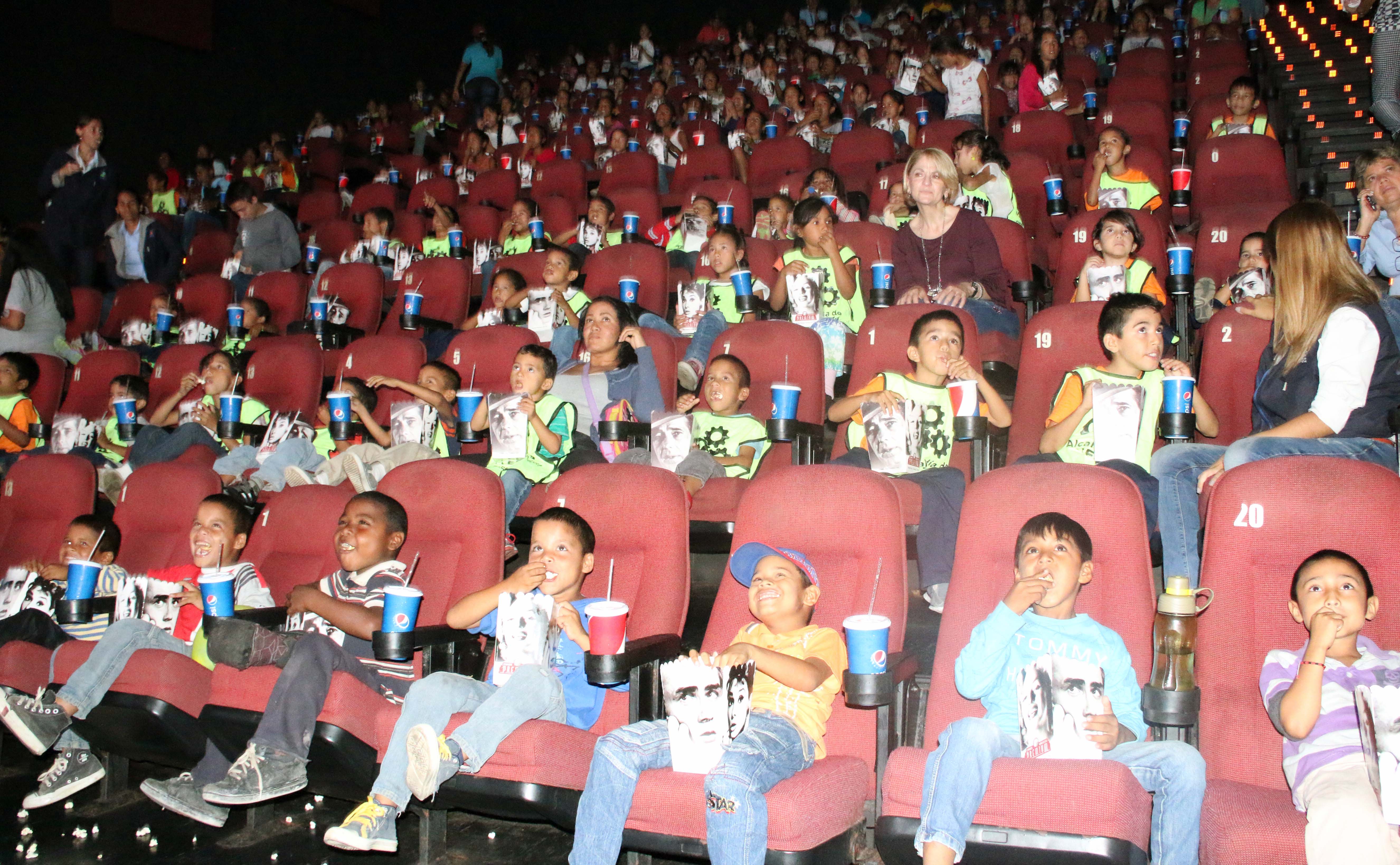 Alcalde Cocchiola organizó visita al cine para niños de Casas Abrigo