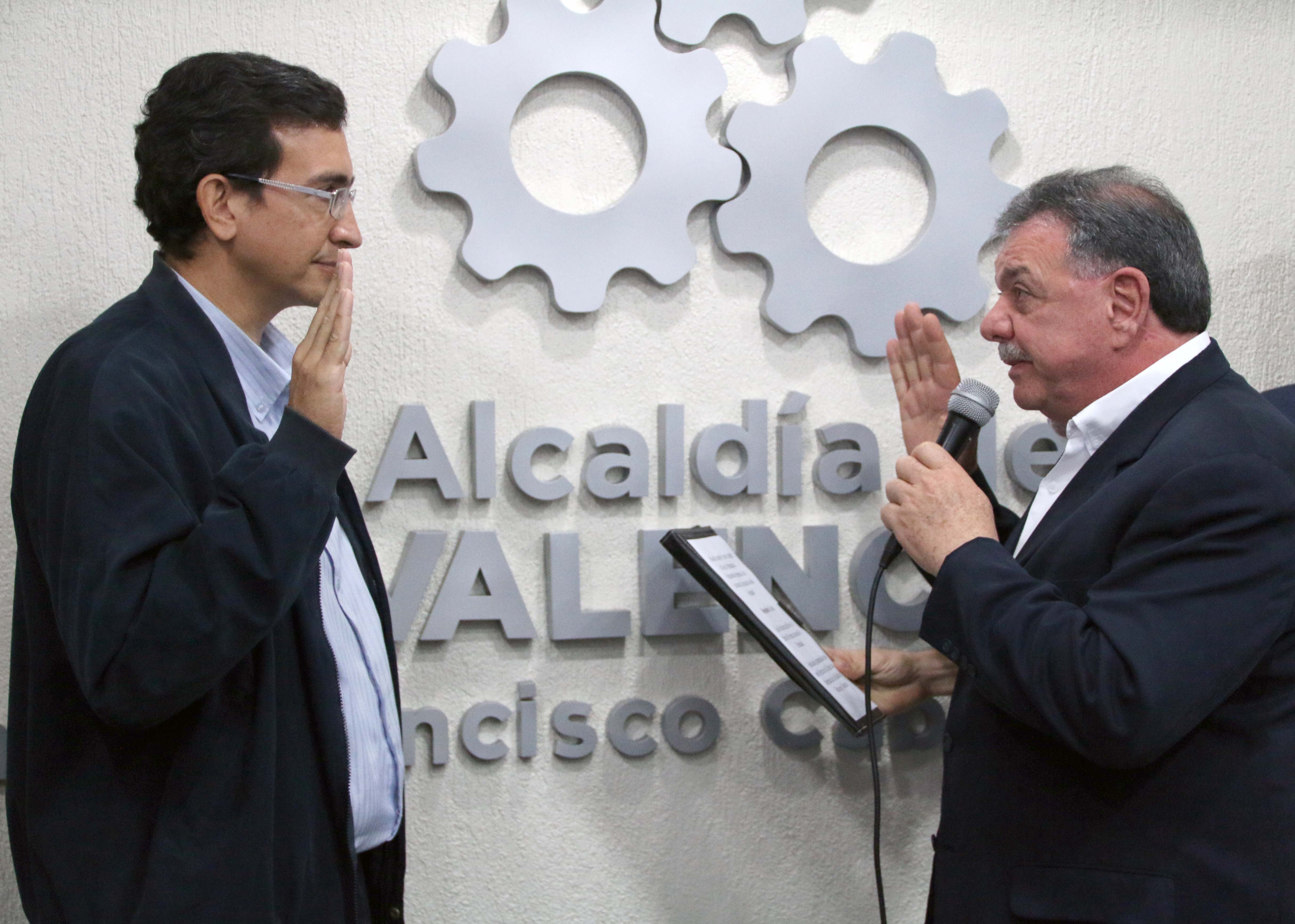 Alcalde Cocchiola juramentó a ingeniero especialista en geomática Ángel Briceño como Director de Informática