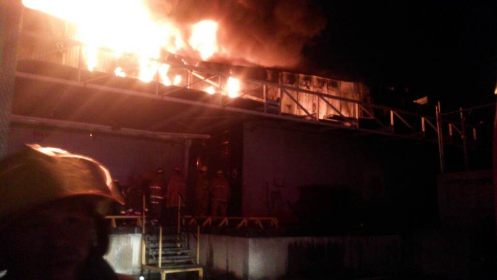 Carabobo: Reportan incendio en la comercializadora Makro Valencia