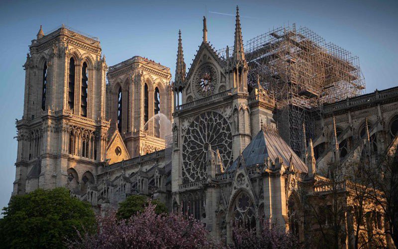 El COI donará 500.000 euros para restaurar Notre Dame antes de París-2024